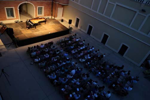 https://www.ville-sollies-pont.fr/photo/img/actualites/2025/fest_piano/04.07/IMG_0812_DxO.jpg?time=1751879155885
