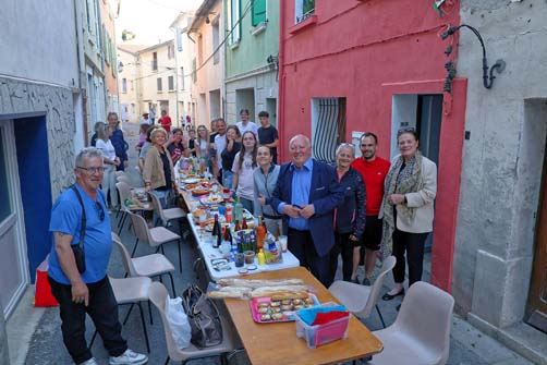 https://www.ville-sollies-pont.fr/photo/img/actualites/2025/voisins/F%C3%AAte_voisins_23_(2).jpg?time=1748253888125