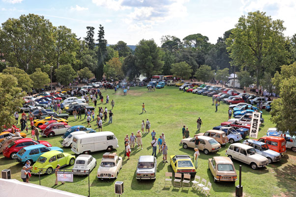 https://www.ville-sollies-pont.fr/photo/img/actualites/2026/2cv_club/2cv_club_(21).jpg?time=1790687314928