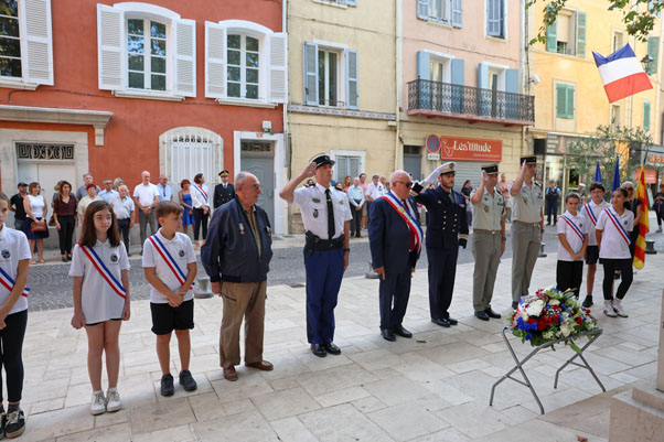 https://www.ville-sollies-pont.fr/photo/img/actualites/2026/Comm%C3%A9moration/25.09_harkis/Comm%C3%A9mo_harkis_(2).jpg?time=1790599750777