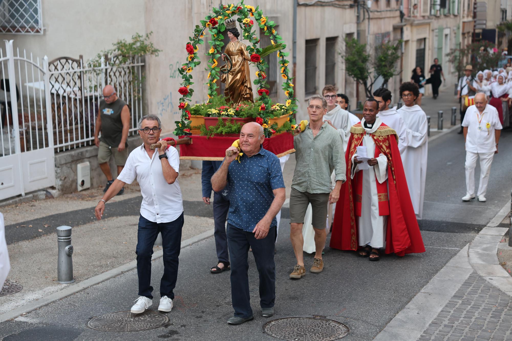 https://www.ville-sollies-pont.fr/photo/img/actualites/2026/F%C3%AAte_Ste_Christine/procession_(7).JPG?time=1785232256293
