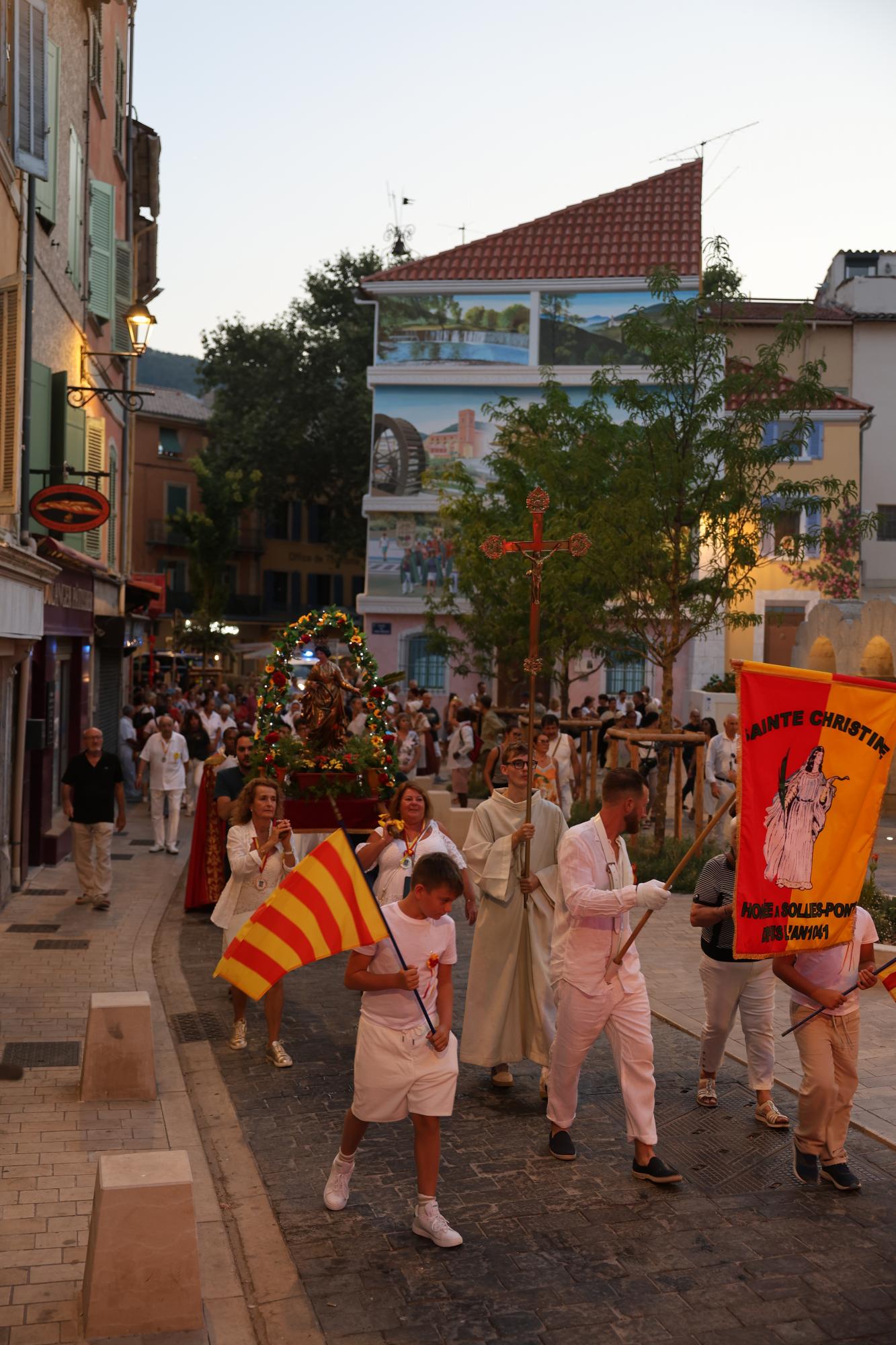 https://www.ville-sollies-pont.fr/photo/img/actualites/2026/F%C3%AAte_Ste_Christine/procession_(7).JPG?time=1785232256293
