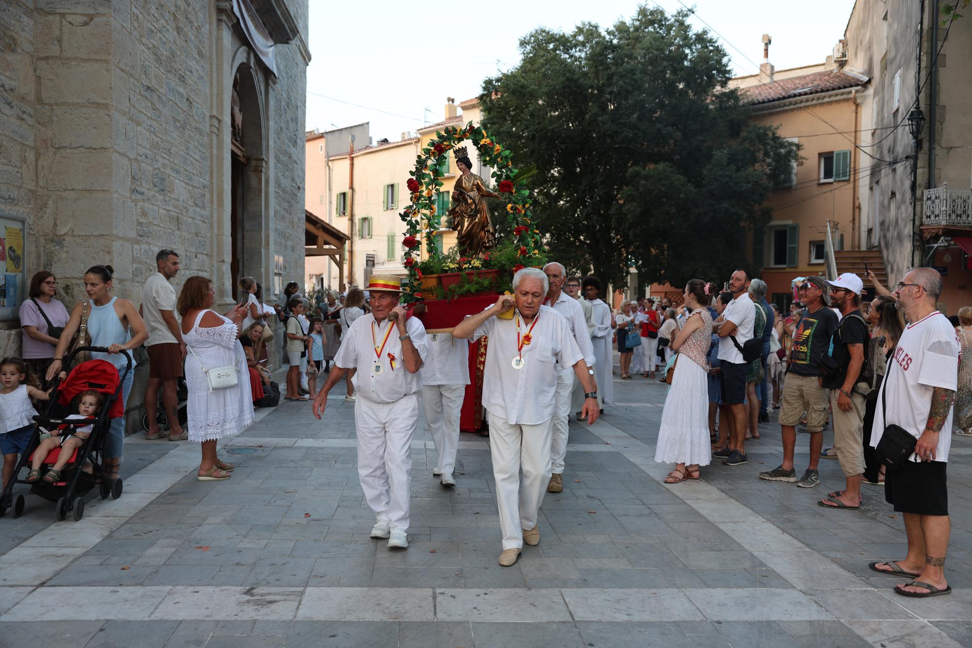 https://www.ville-sollies-pont.fr/photo/img/actualites/2026/F%C3%AAte_Ste_Christine/procession_(7).JPG?time=1785232256293