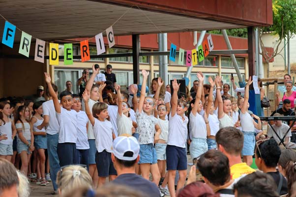 https://www.ville-sollies-pont.fr/photo/img/actualites/2026/kermesse/Mistral/chorale_(3).jpg?time=1782294172928
