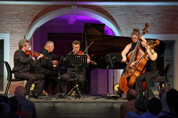 https://www.ville-sollies-pont.fr/photo/img/actualites/2026/les_nocturnes_%C3%A0_solli%C3%A8s-pont/1.07/Musique_de_chambre/musique_de_chambre_(1).jpg?time=1783001554935
